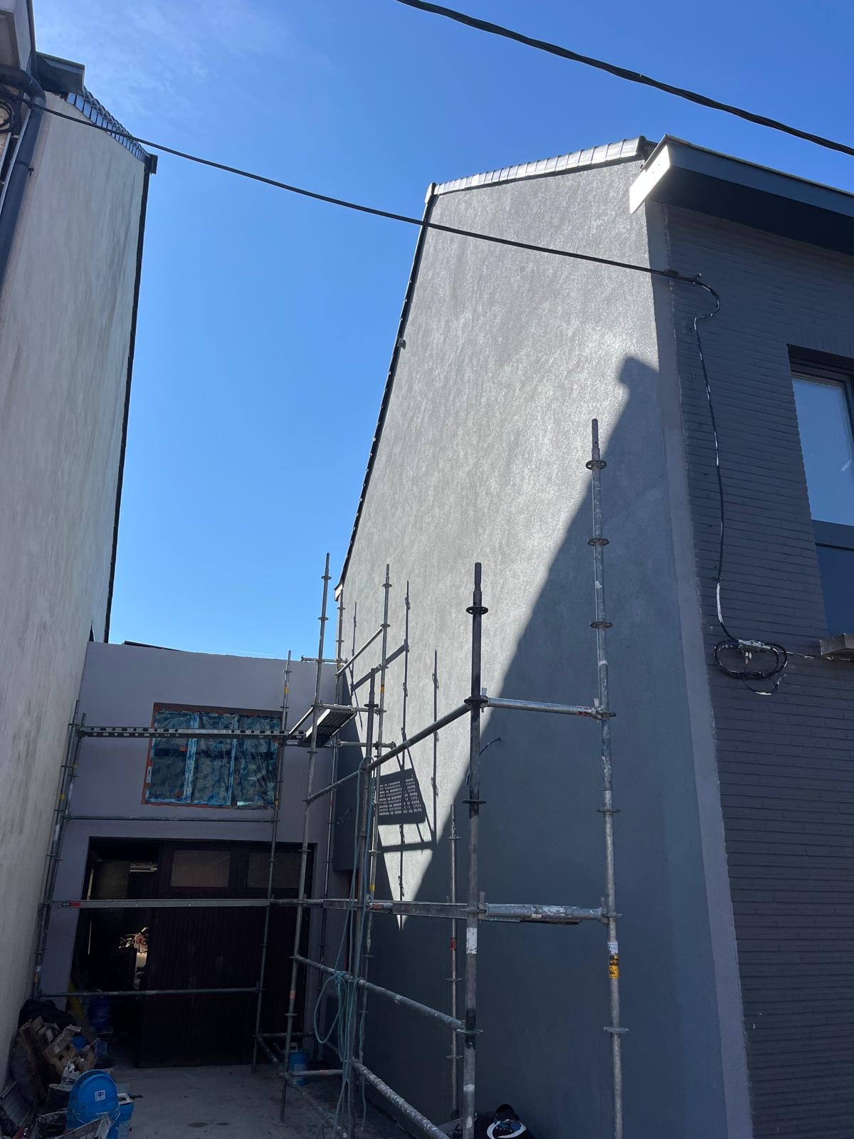 Façade — crépi et échafaudage en cours de chantier