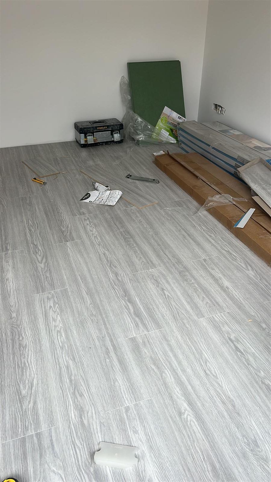 Parquet stratifié posé — vue d'ensemble de la pièce