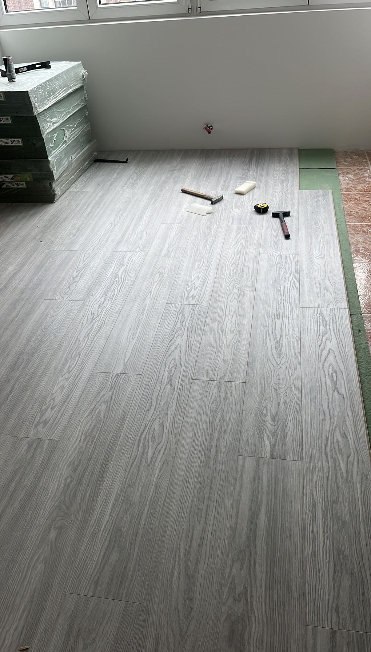 Pose de parquet stratifié en cours de réalisation