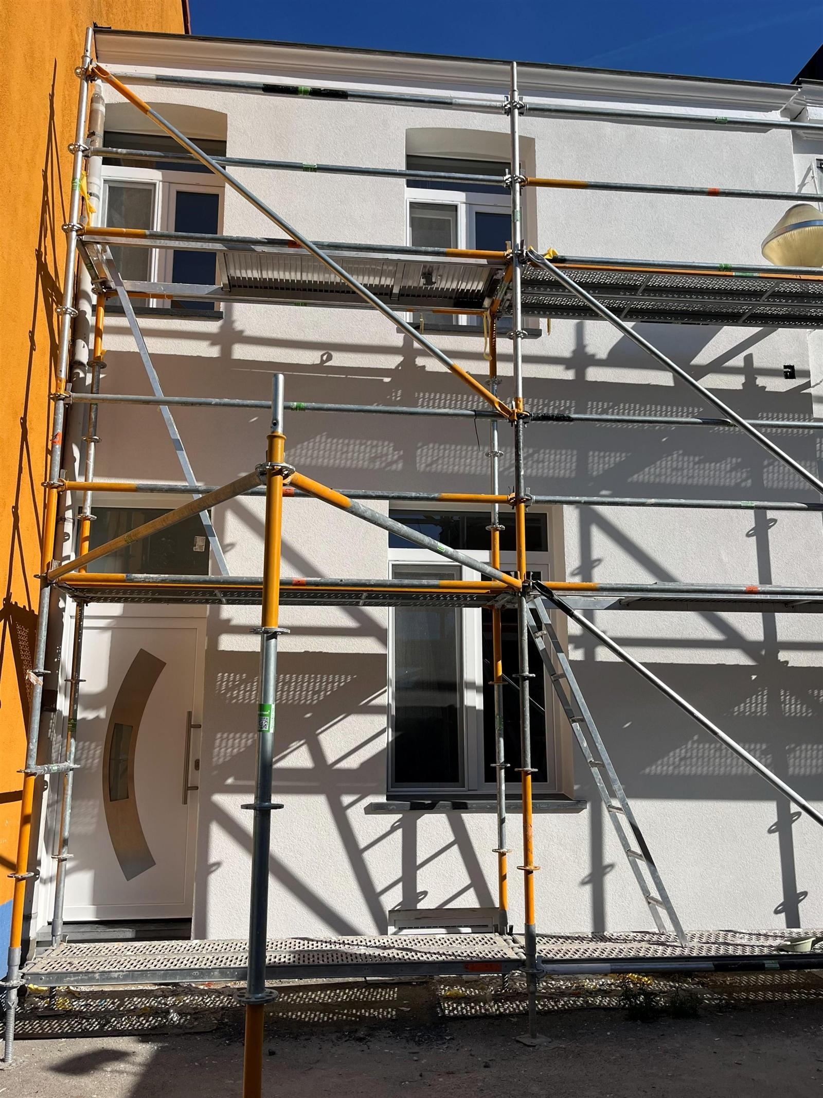 Façade en cours — crépi blanc vue frontale