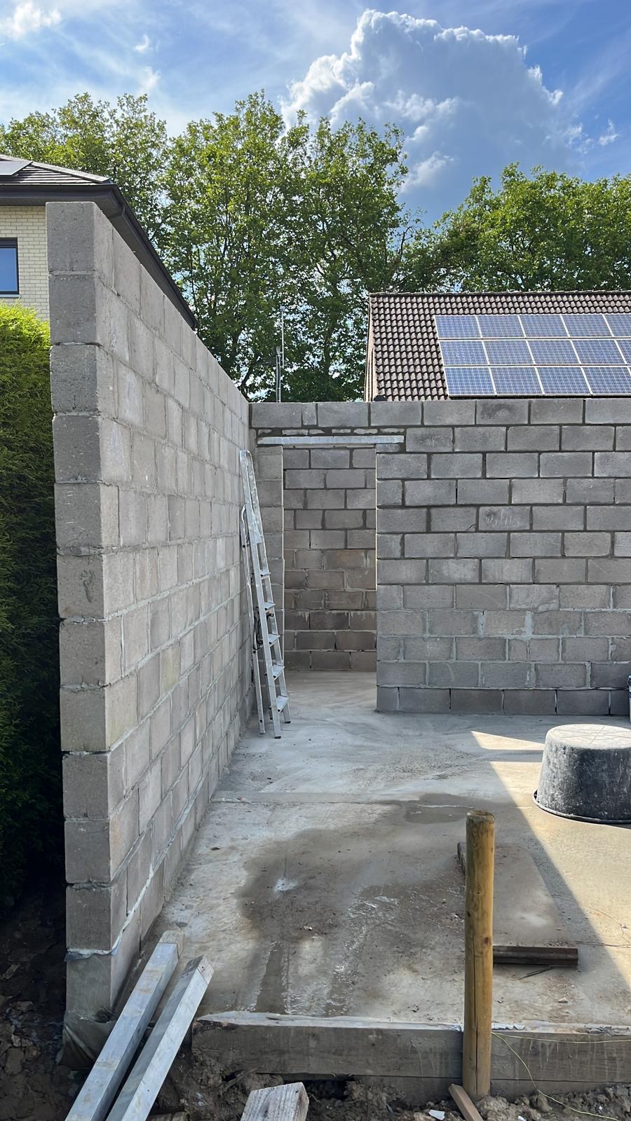 Construction mur en blocs béton — vue chantier